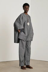 Camicia con taglio volutamente molto oversize