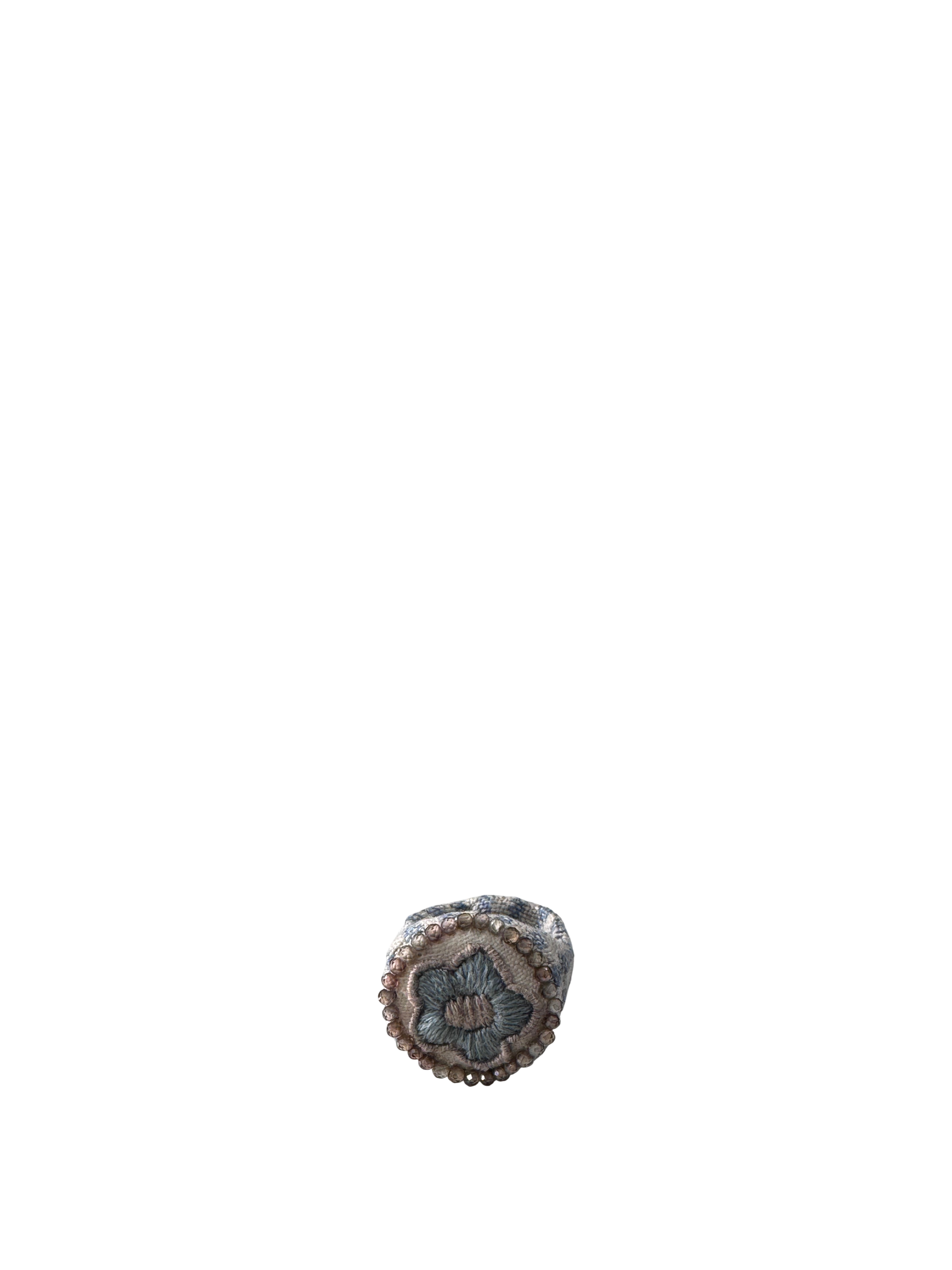 Anello Cristina Lanza realizzato in tessuto con perline di conteria e ricamo fiore
