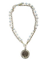 Collana corta Francesca Maida con perle e ciondolo moneta