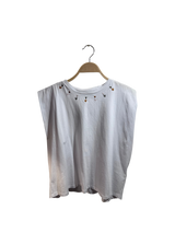 T-shirt smanicata con dettaglio ricamo