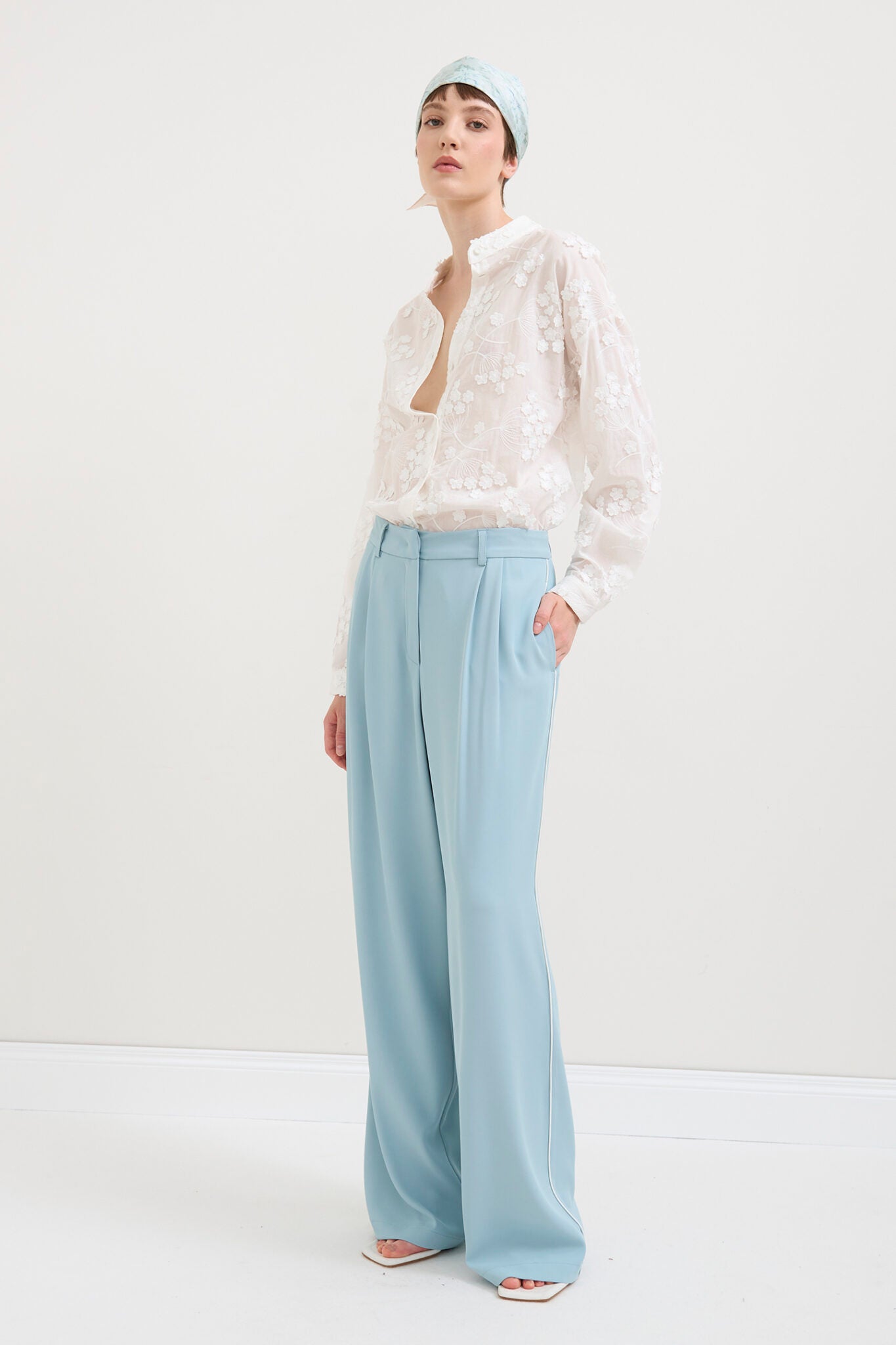 PANTALONI AMPI CON PIPING