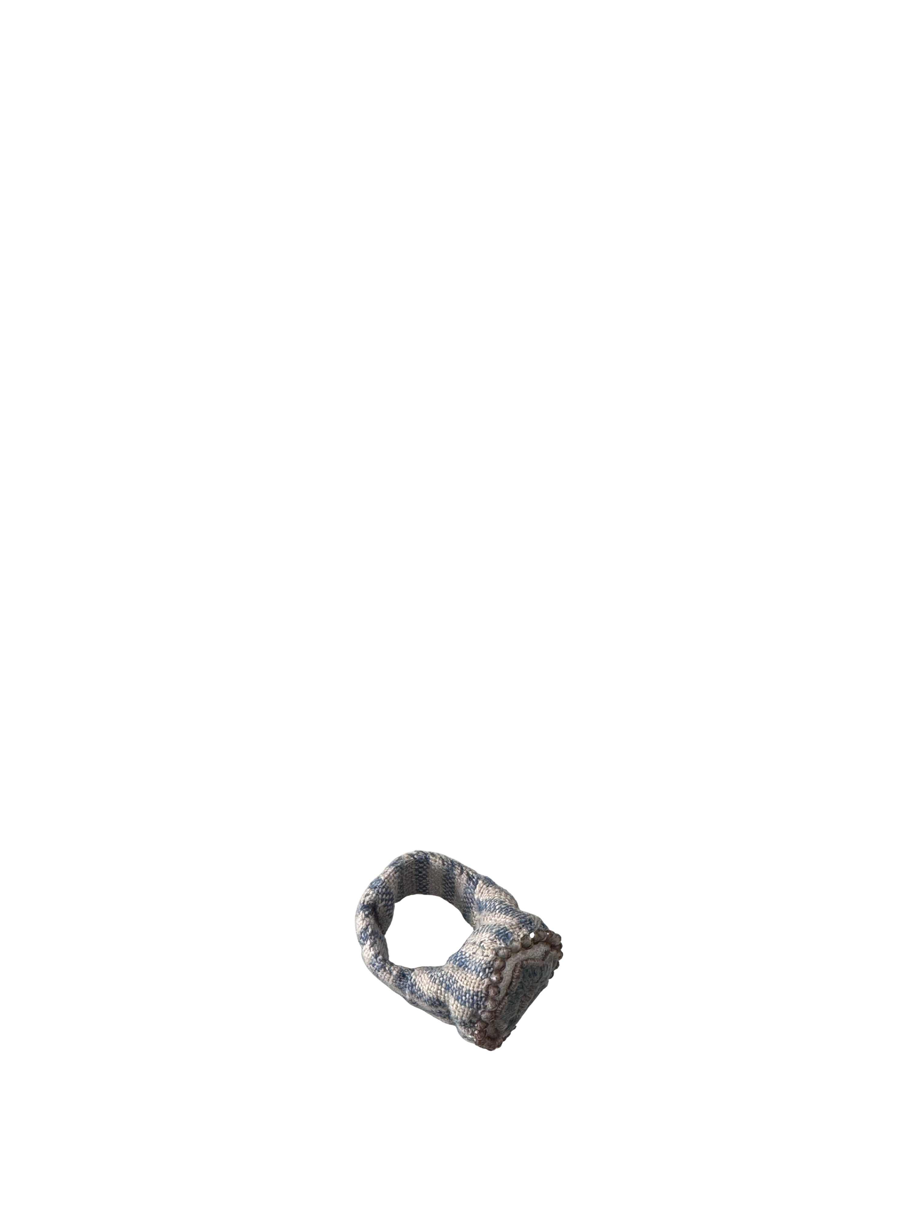 Anello Cristina Lanza realizzato in tessuto con perline di conteria e ricamo fiore