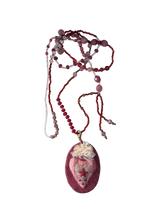 Collana lunga con ciondolo in tessuto e pietre dure