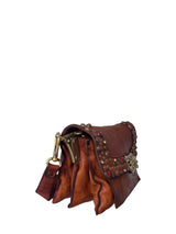 Borsa a tracolla Agnese in pelle di vacchetta tinta in capo con borchie
