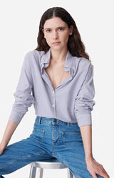 Camicia a righe con scollo a V