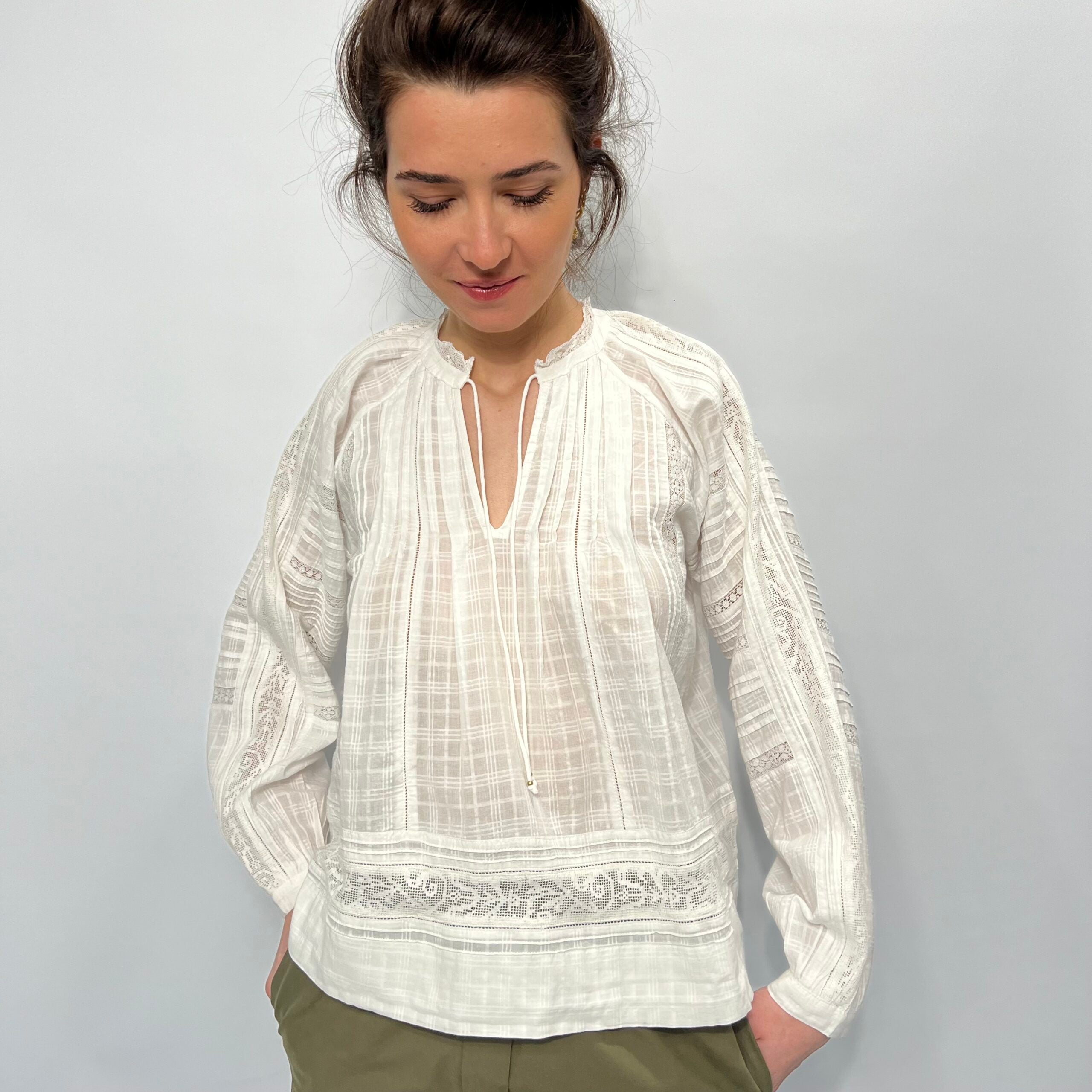 Blusa in cotone con scollo a V e dettagli ricamati