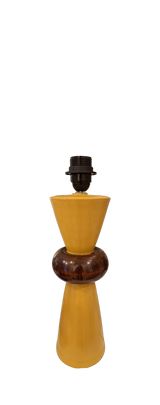 Lampada da tavolo in legno con inserti ocra e paralume in tessuto- realizzata a mano in Italia