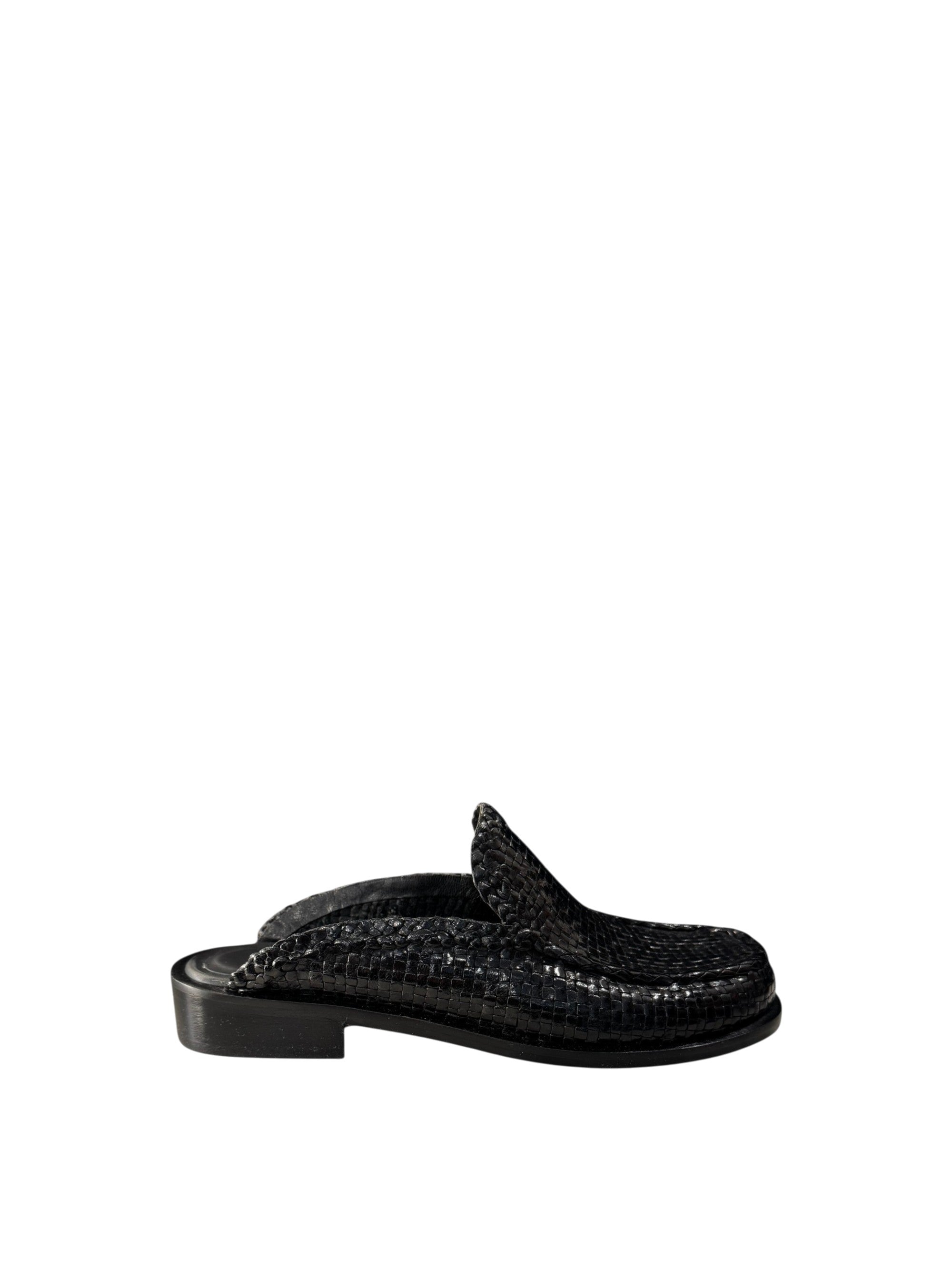 Sabot intrecciato in pelle nera
