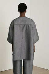 Camicia con taglio volutamente molto oversize