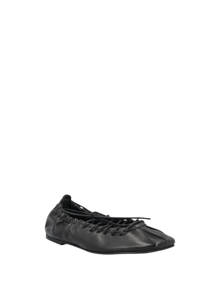 Ballerina in pelle con laccetti