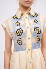 Abito a camicia ricamato a mano su organza di seta