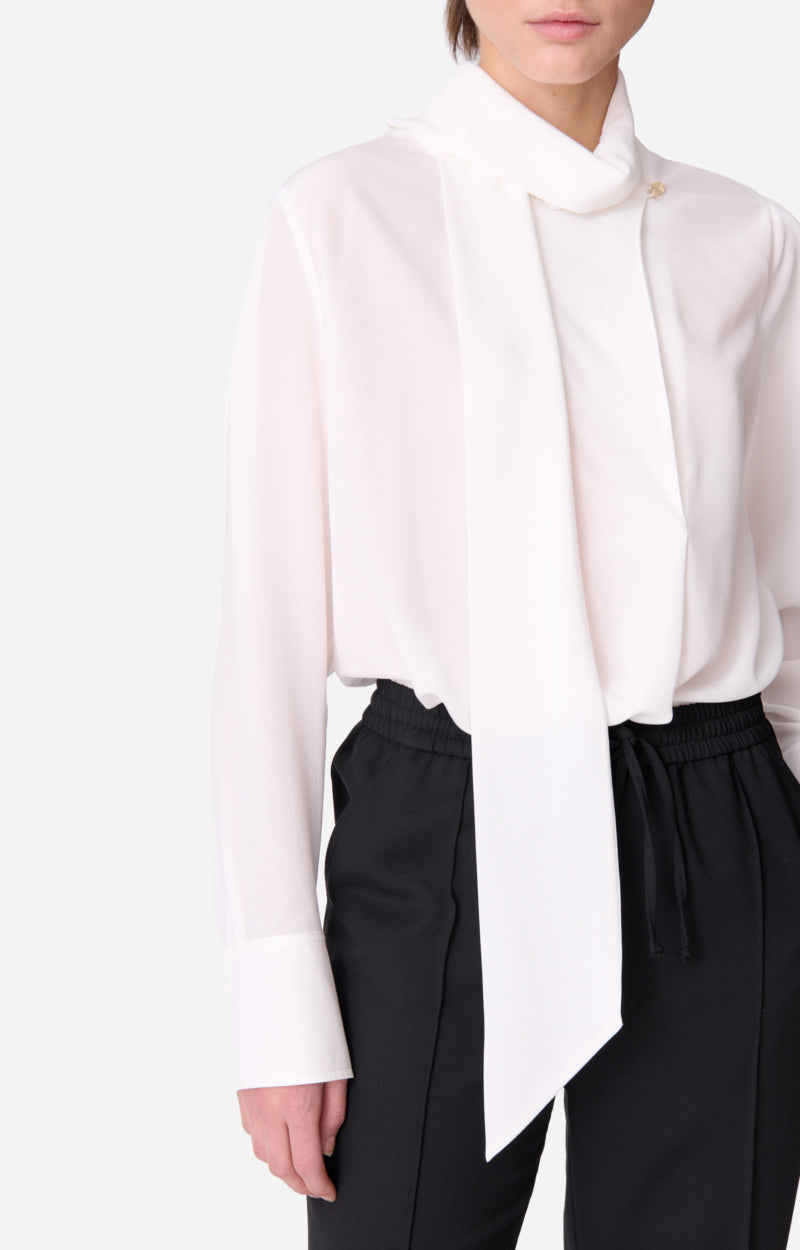 Blusa in seta con colletto lavalier