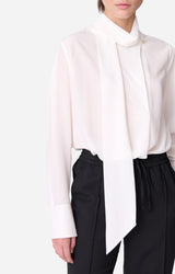 Blusa in seta con colletto lavalier