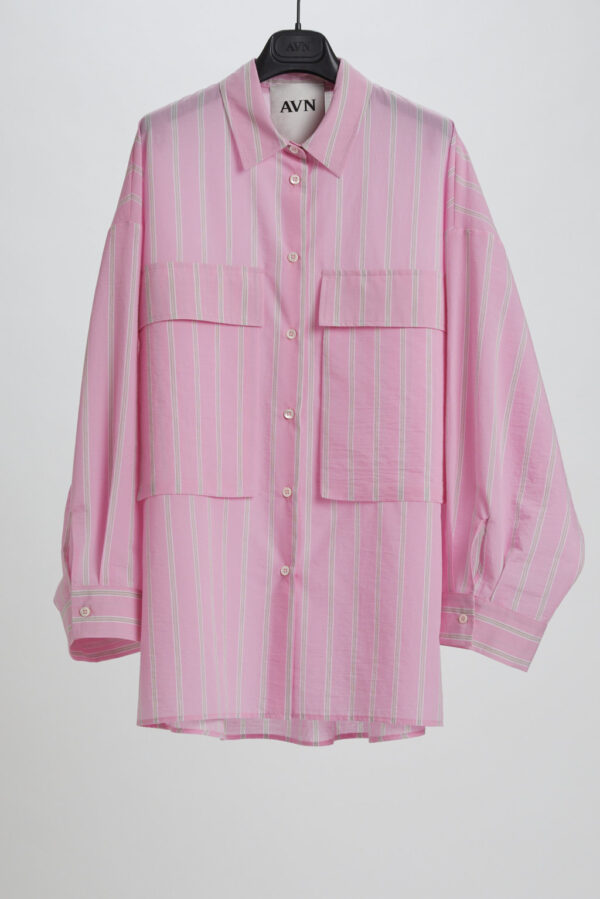 Camicia con ampie tasche applicate sul davanti