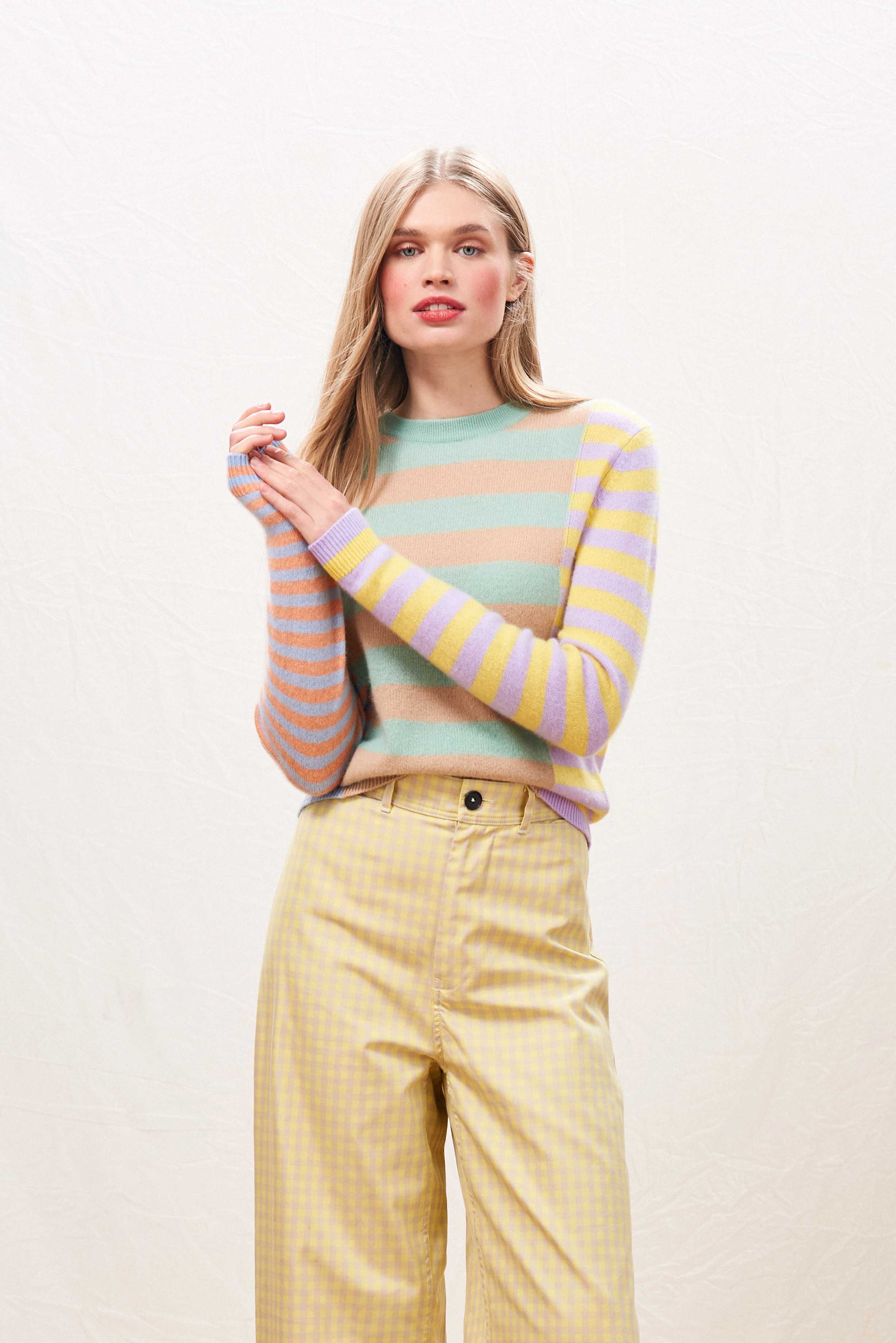 Maglia girocollo a righe multicolore in cashmere