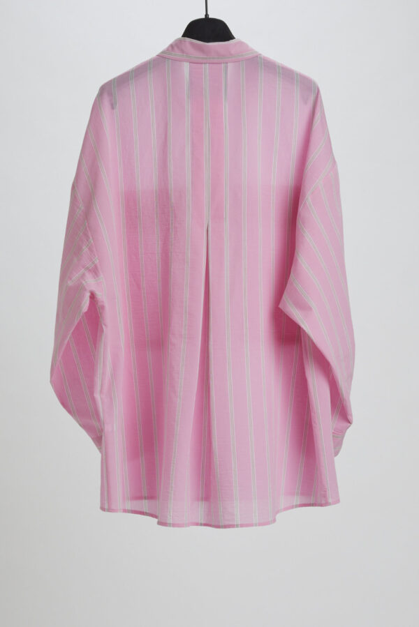 Camicia con ampie tasche applicate sul davanti