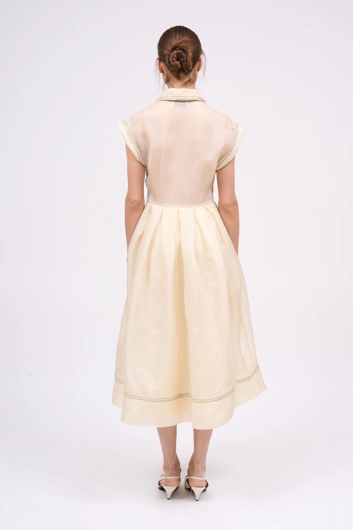 Abito a camicia ricamato a mano su organza di seta