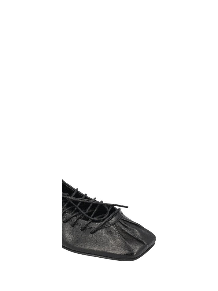 Ballerina in pelle con laccetti