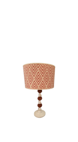 Lampada da tavolo in legno con paralume in tessuto optical