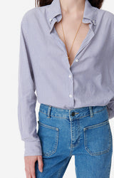 Camicia a righe con scollo a V