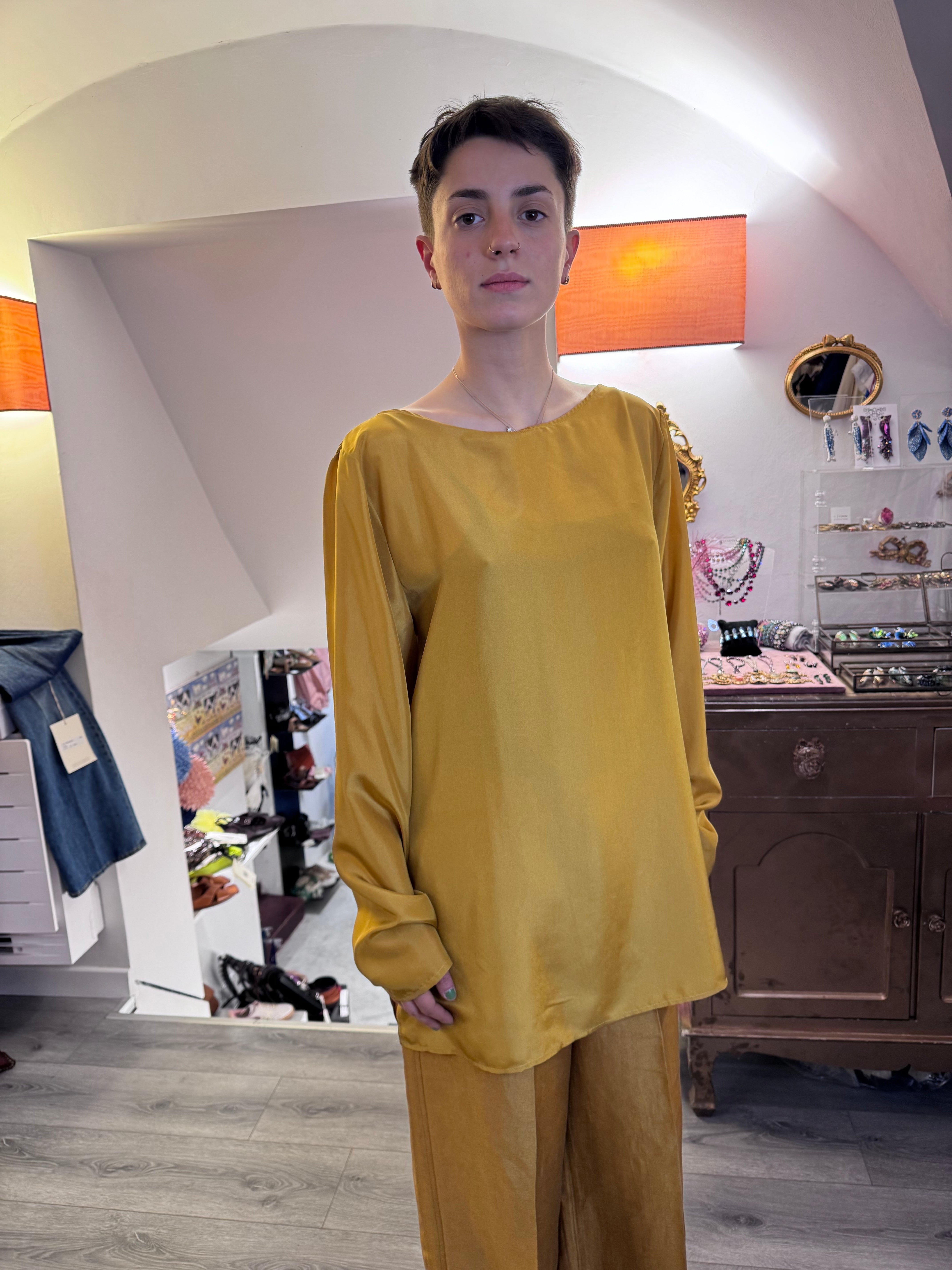 Blusa in seta con intreccio sul dietro