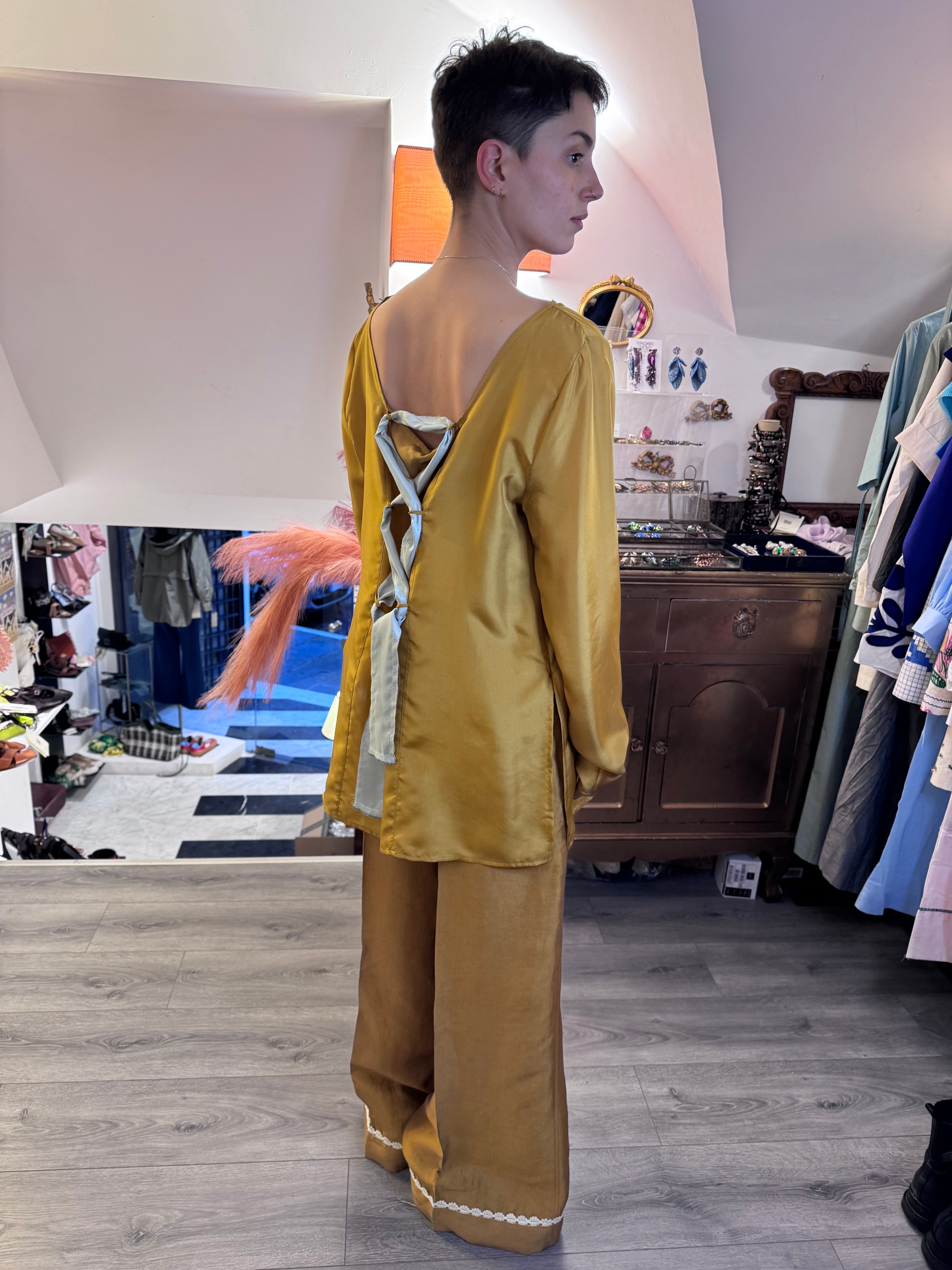 Blusa in seta con intreccio sul dietro