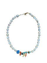 Collana corta con perle, corallo e piccoli charms