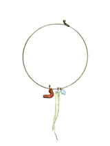 Collana rigida in ottone con ciondoli