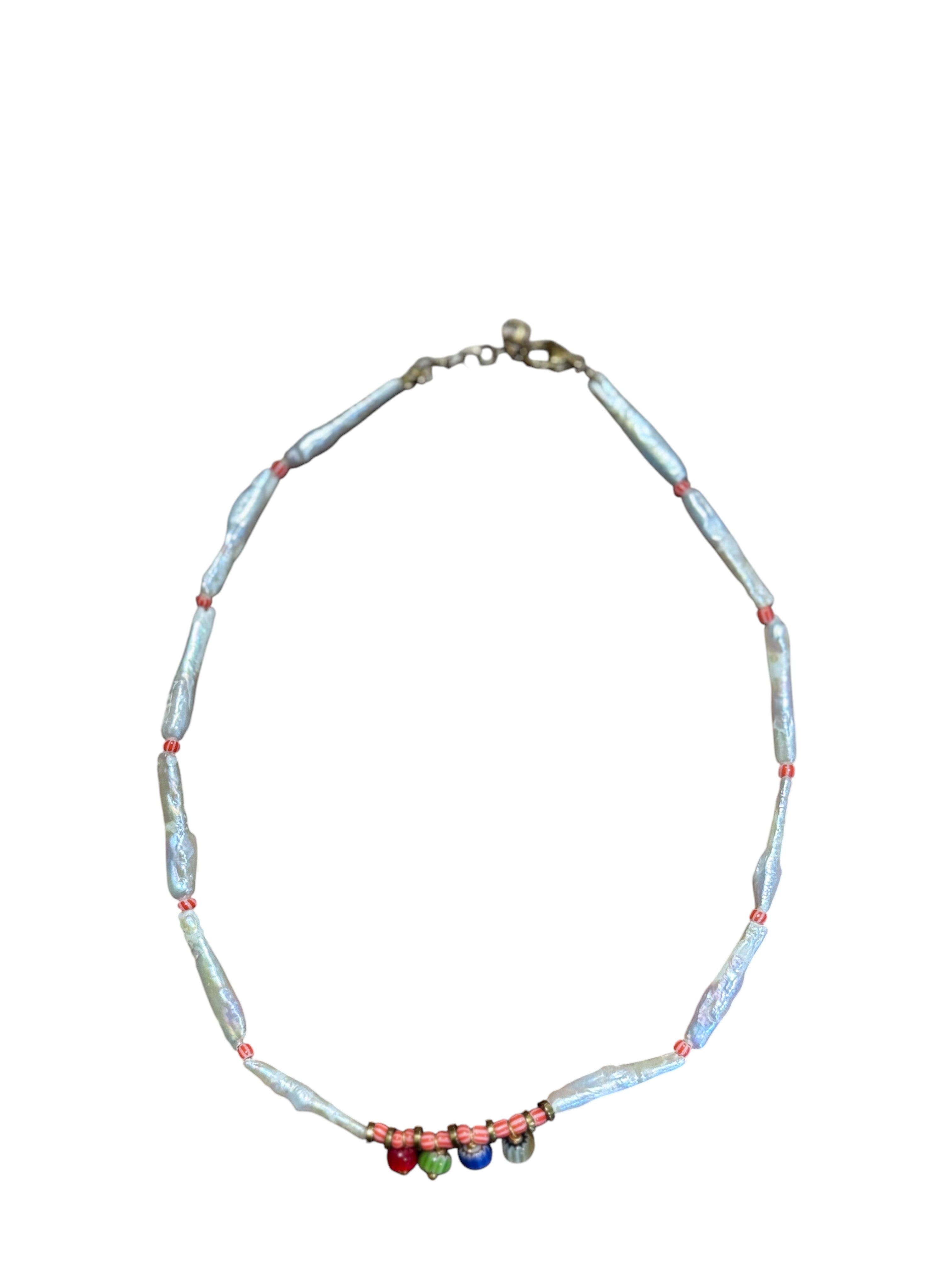 Collana corta con perle allungate e piccoli charms pietre dure