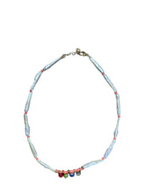 Collana corta con perle allungate e piccoli charms pietre dure