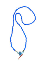 Collana lunga con perline grandi pervinca e corallo