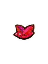 Spilla ricamata a mano "L'uccellino rosa"
