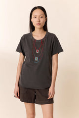 T-shirt con collana di perline