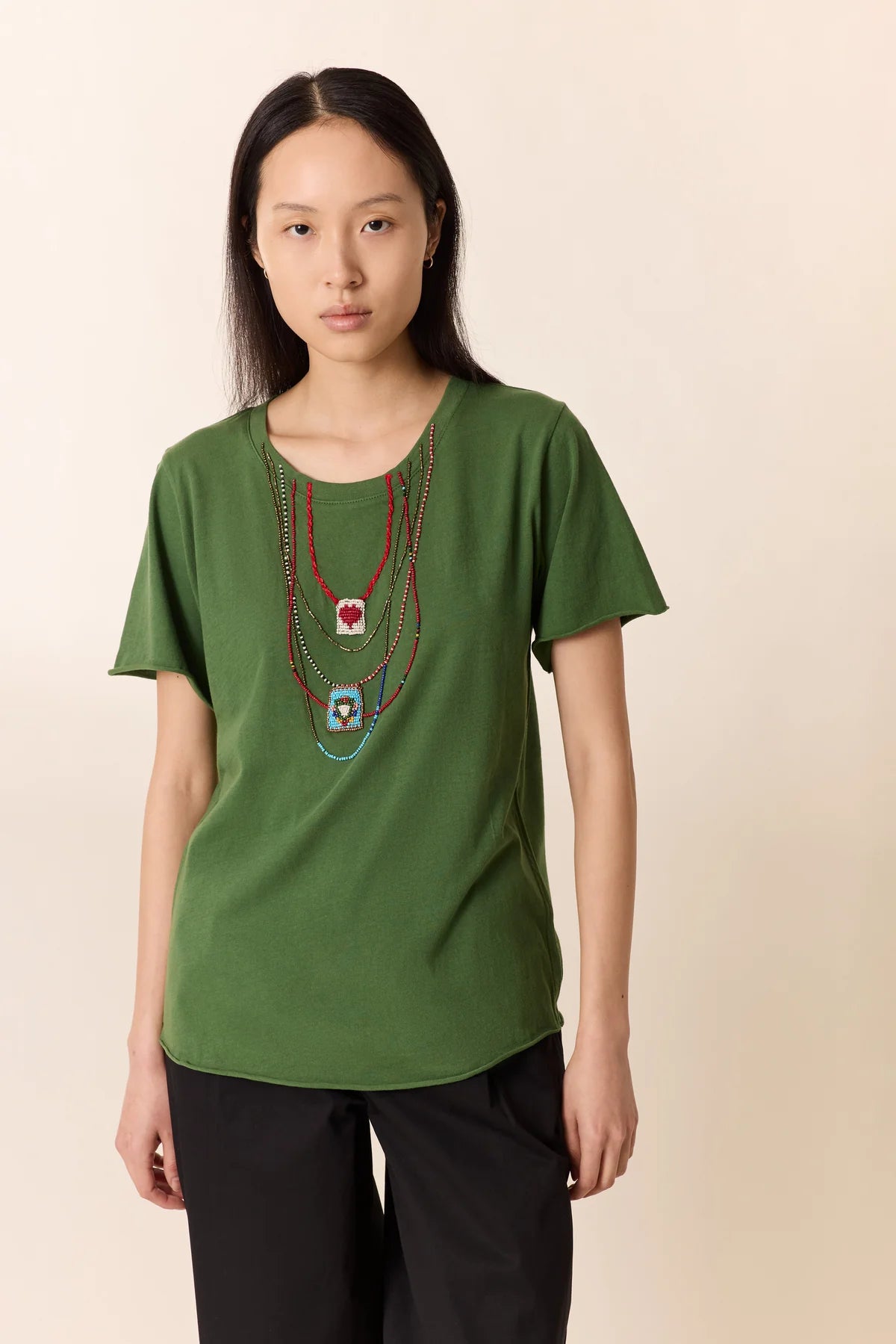 T-shirt con ricamo collana