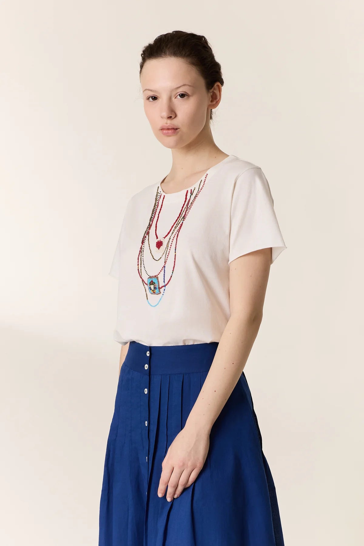 T-shirt con ricamo collana