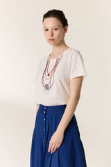 T-shirt con ricamo collana