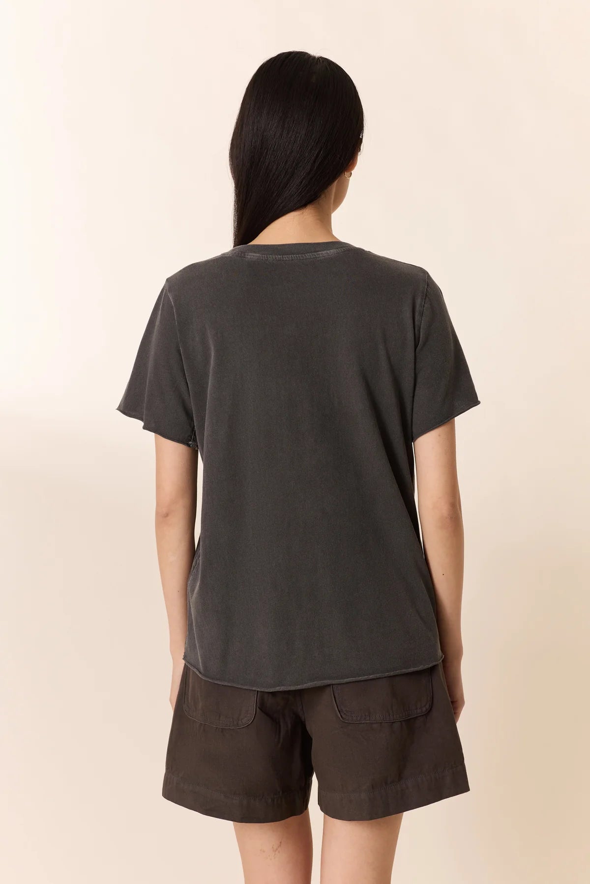 T-shirt con collana di perline