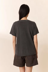 T-shirt con collana di perline