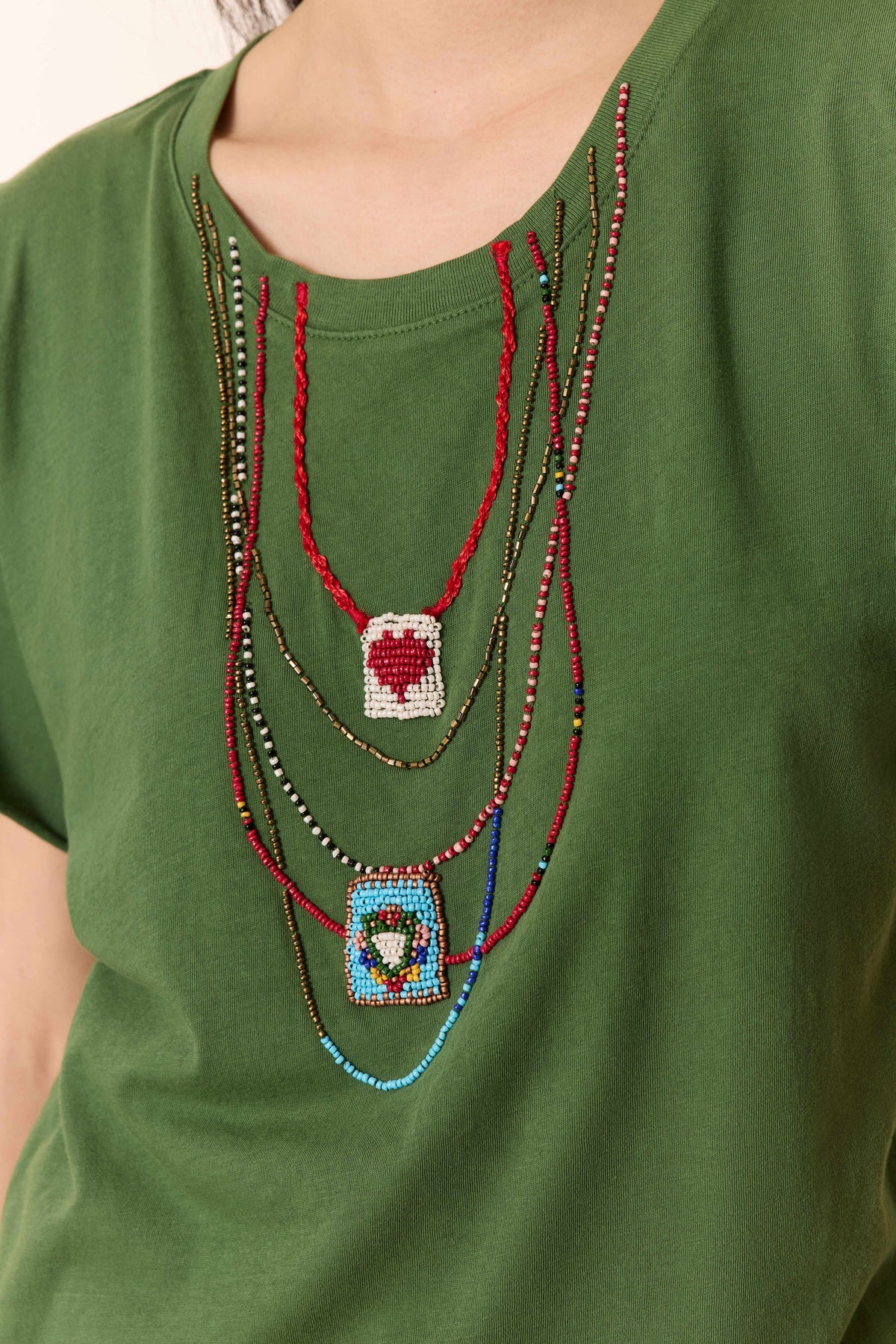 T-shirt con ricamo collana