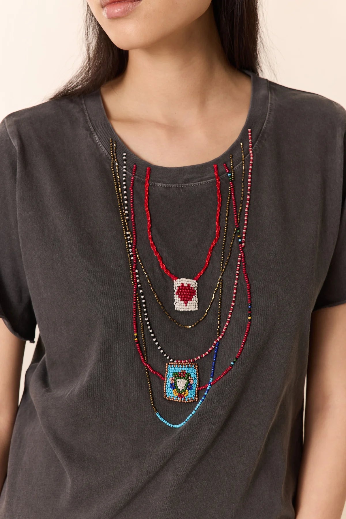 T-shirt con collana di perline