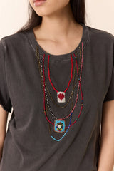 T-shirt con collana di perline