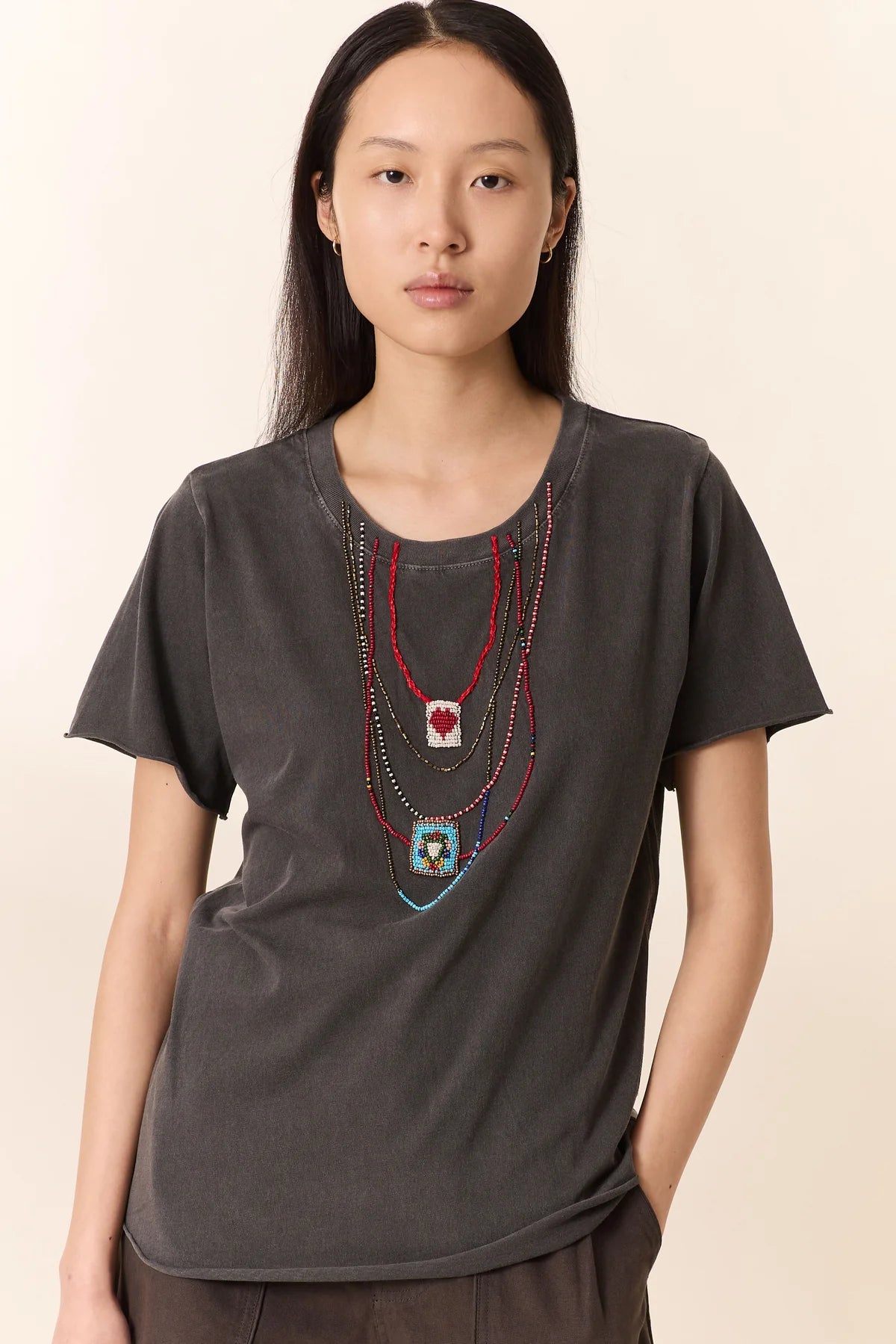 T-shirt con collana di perline