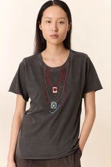 T-shirt con collana di perline