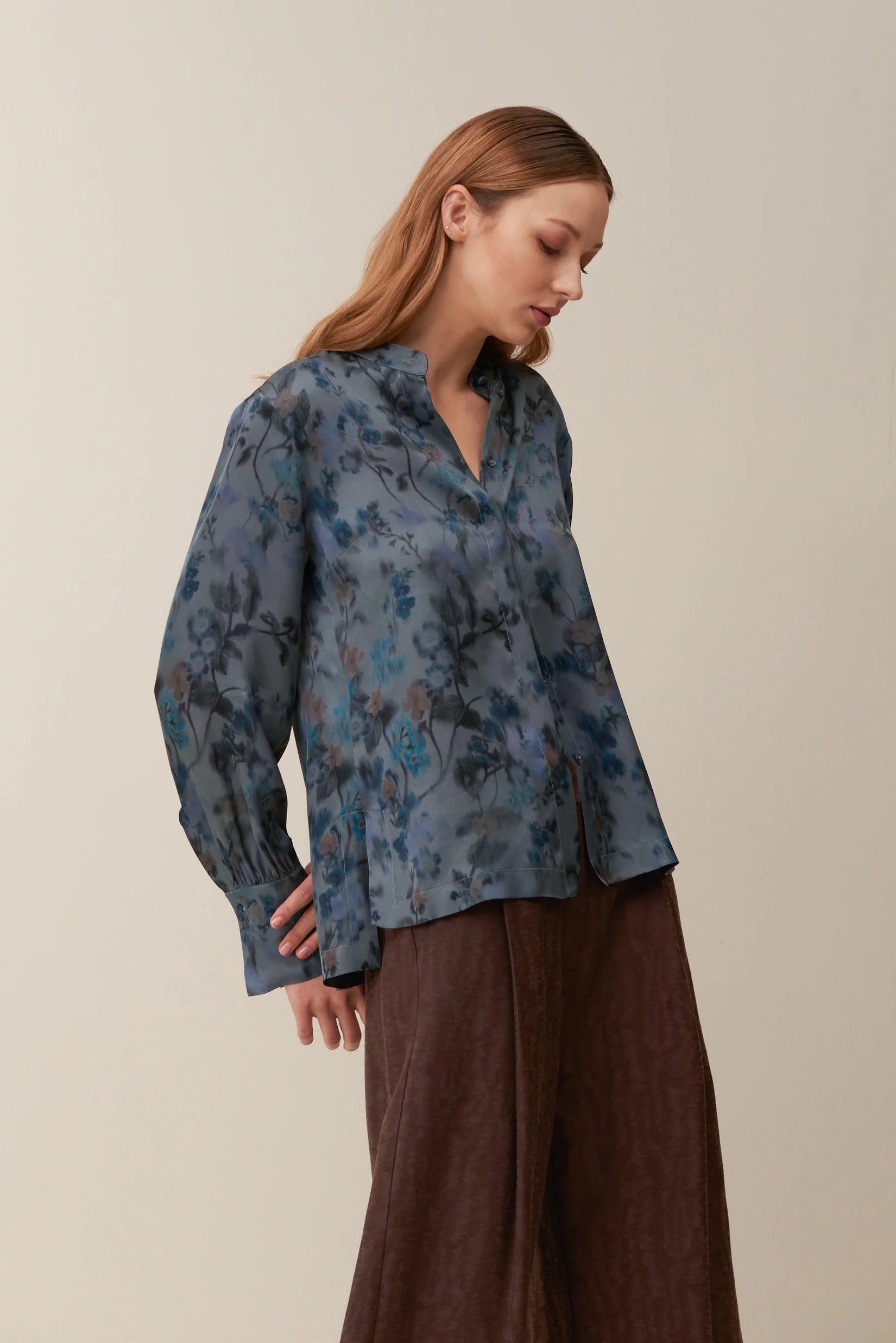 Camicia in fantasia floreale su base raso di viscosa