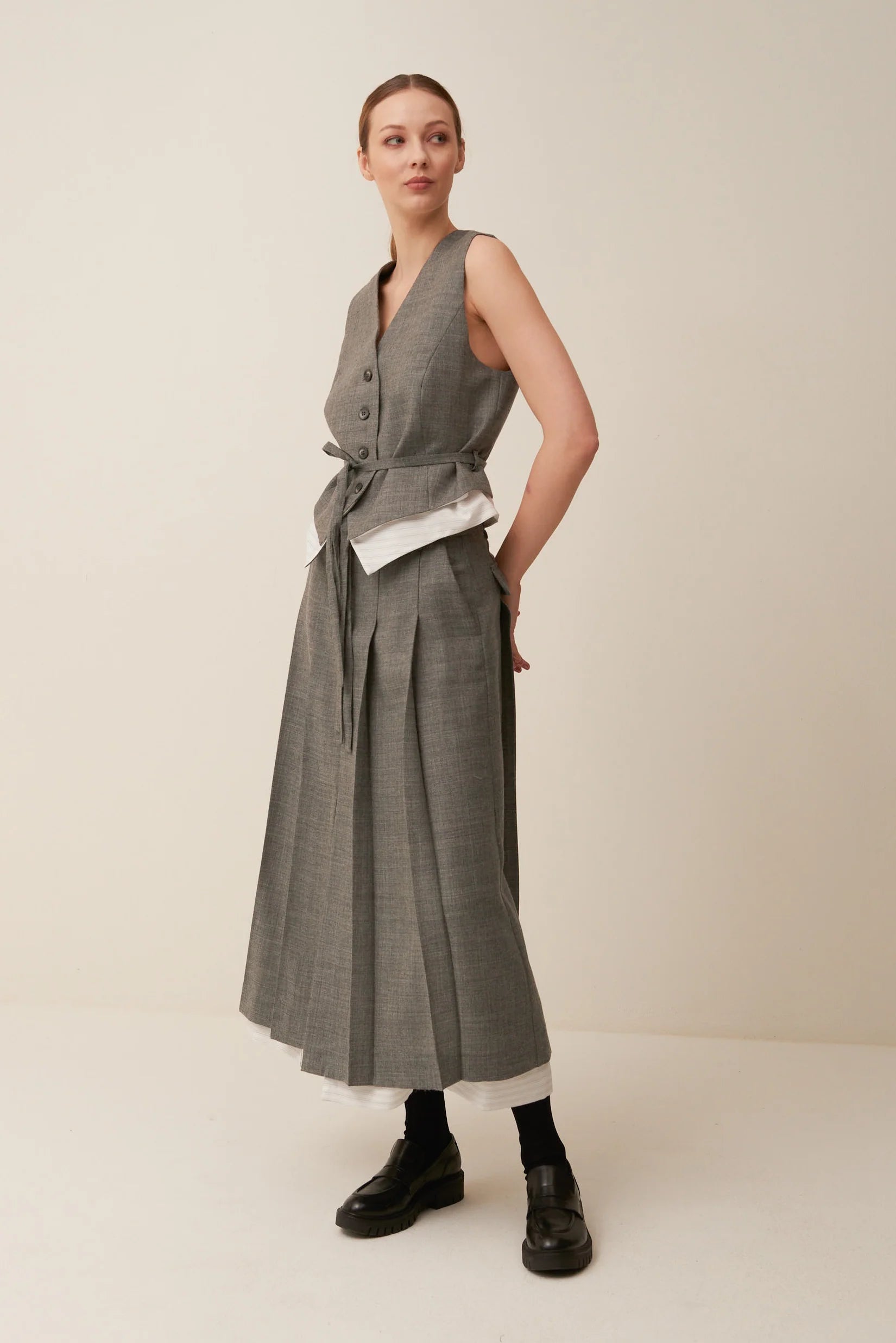 Gonna pieghe in tela di lana con riporti in tessuto