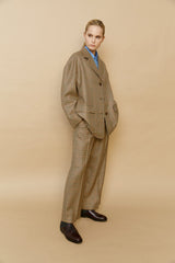 Pantaloni a gamba larga con pences e chiusura frontale con bottoni.