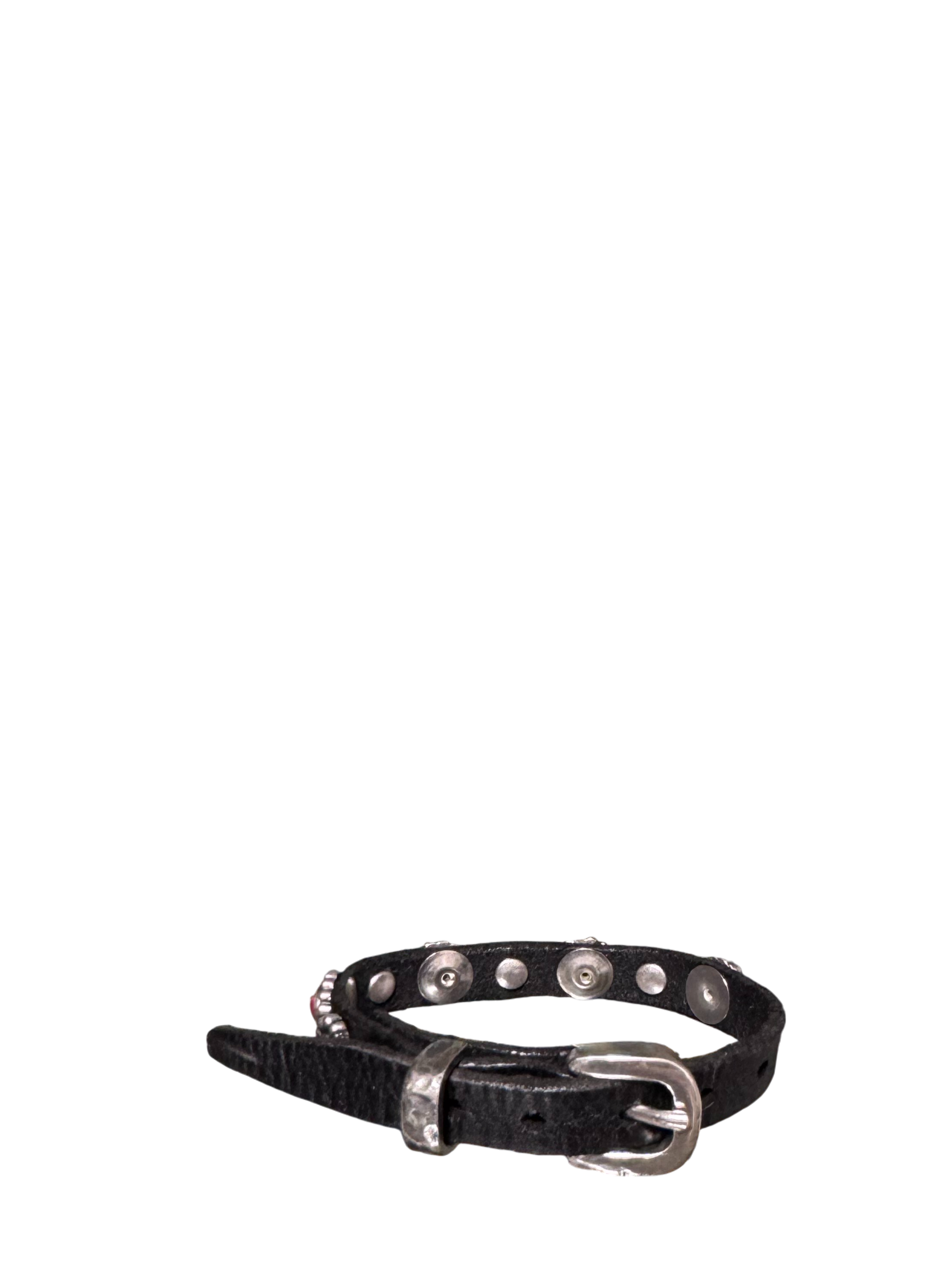 Bracciale in pelle di vacchetta tinta in capo con borchie