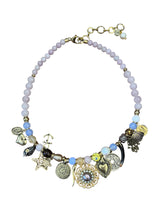 Collana corta con pietre dure e charms