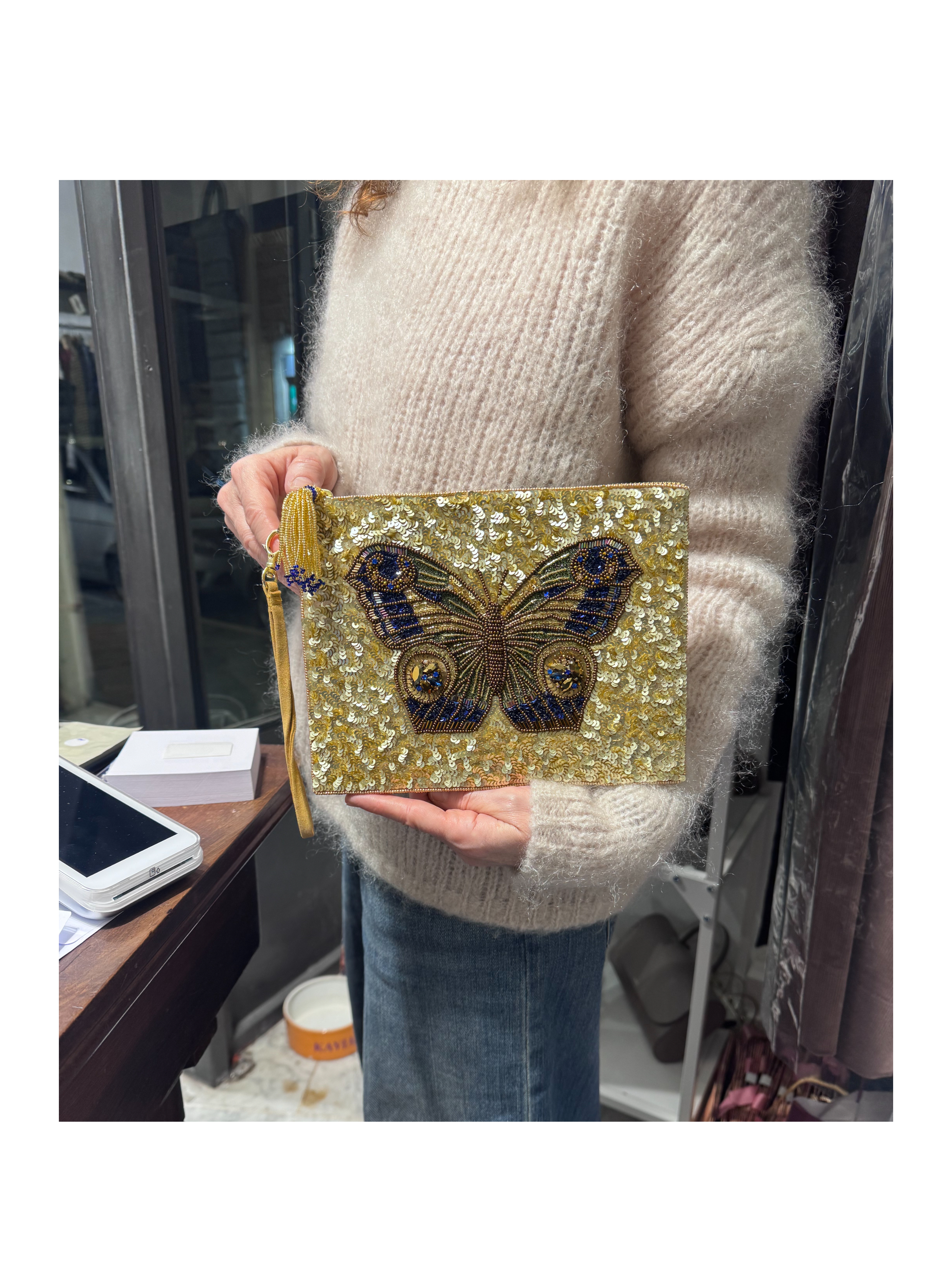 Pochette con manico ricamata a mano