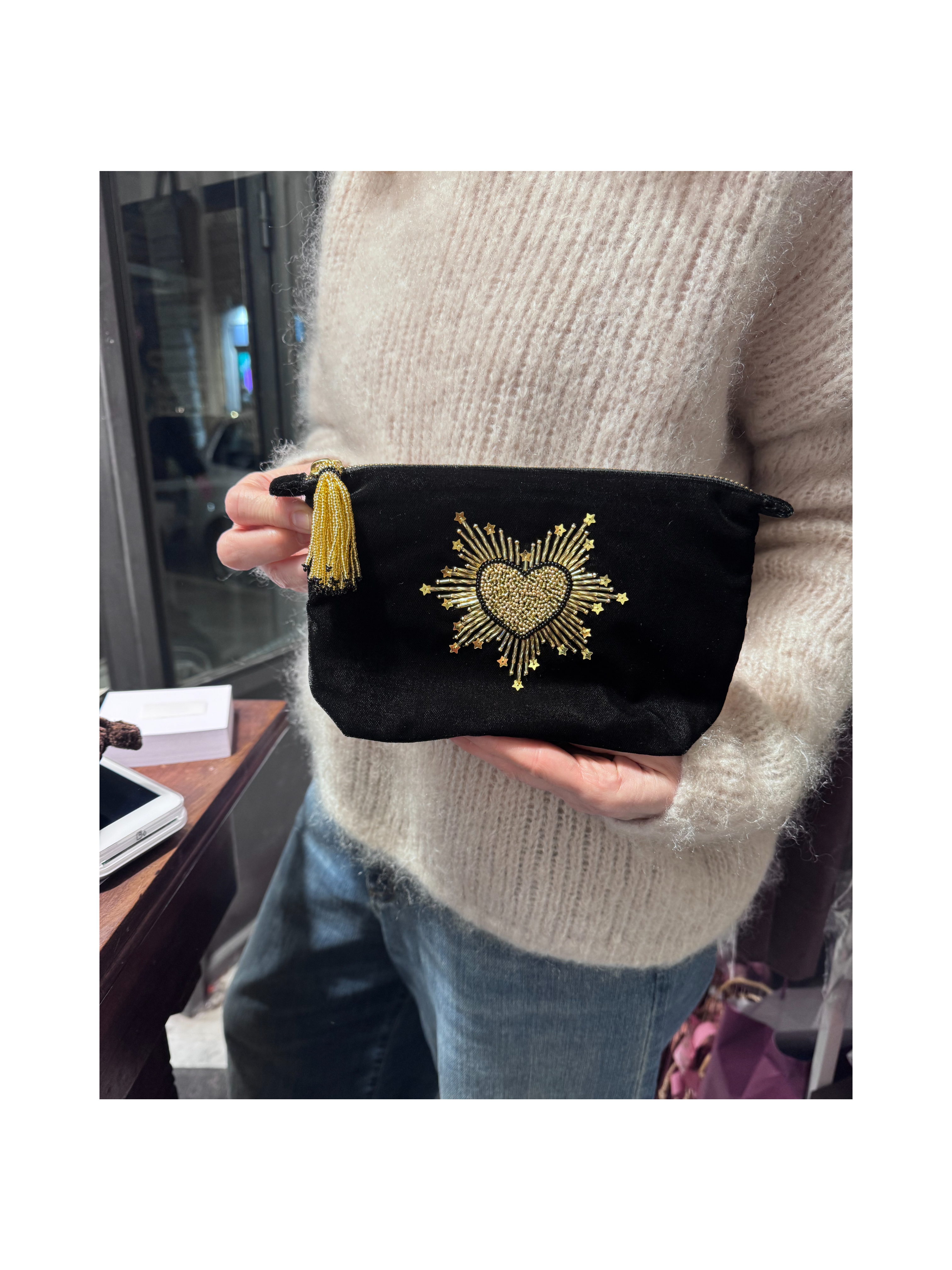 Pochette in velluto nero con ricamo centrale cuore sacro